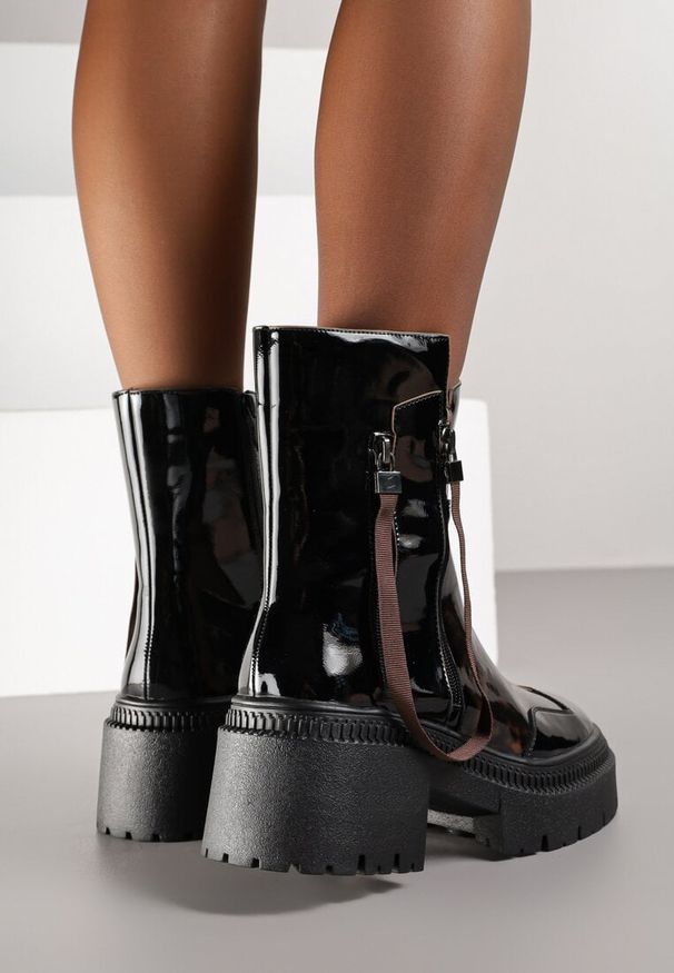 Renee - Czarno-Brązowe Botki Lakierowane Vices Ozdobione Tasiemką Rotine. Okazja: na co dzień. Zapięcie: pasek. Kolor: brązowy. Materiał: lakier. Wzór: aplikacja. Styl: casual, elegancki