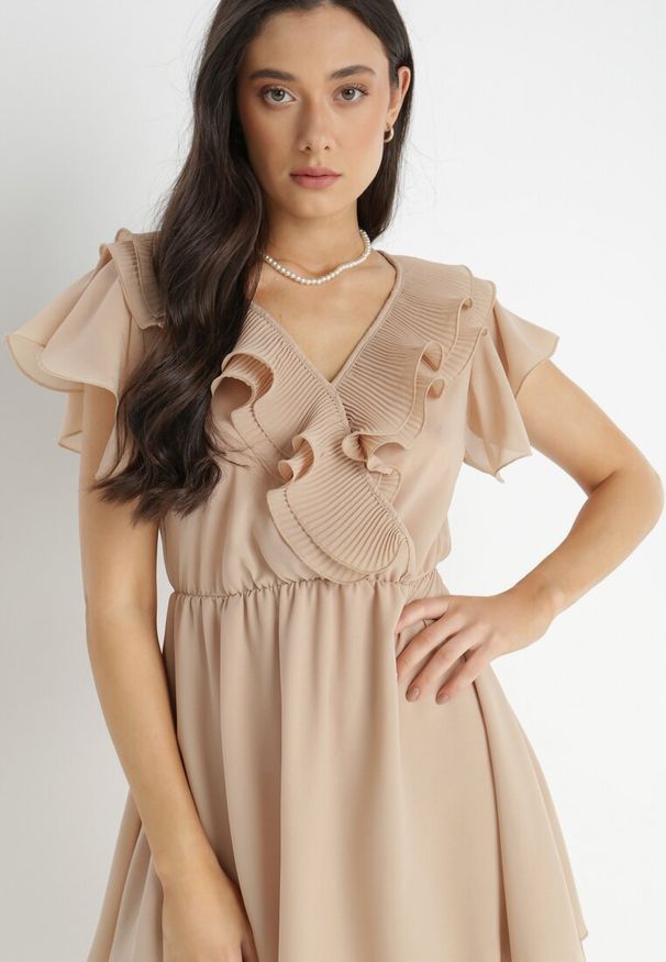 Born2be - Beżowa Sukienka Phaenathe. Okazja: na imprezę. Typ kołnierza: dekolt kopertowy. Kolor: beżowy. Długość rękawa: krótki rękaw. Typ sukienki: kopertowe. Długość: mini