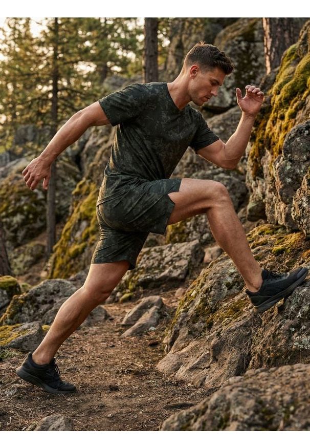 Sinsay - Szorty sportowe SNSY PERFORMANCE - wielobarwny. Styl: sportowy