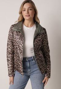 Born2be - Zielona Dwustronna Kurtka Pikowana Ozdobiona Naszywką i Panterką Nemopis. Okazja: na co dzień. Kolor: zielony. Materiał: jeans. Wzór: motyw zwierzęcy, aplikacja. Styl: casual #3