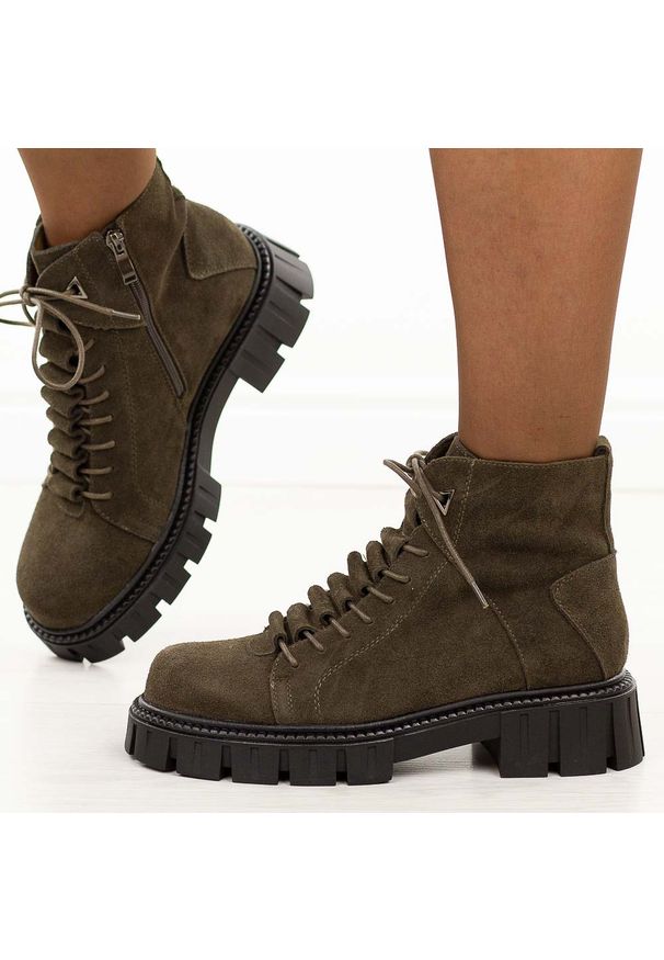 Khaki skórzane botki damskie DiA 52-884. Okazja: na co dzień. Nosek buta: okrągły. Kolor: brązowy. Materiał: skóra, zamsz. Szerokość cholewki: normalna. Sezon: zima, jesień. Styl: elegancki, casual, klasyczny