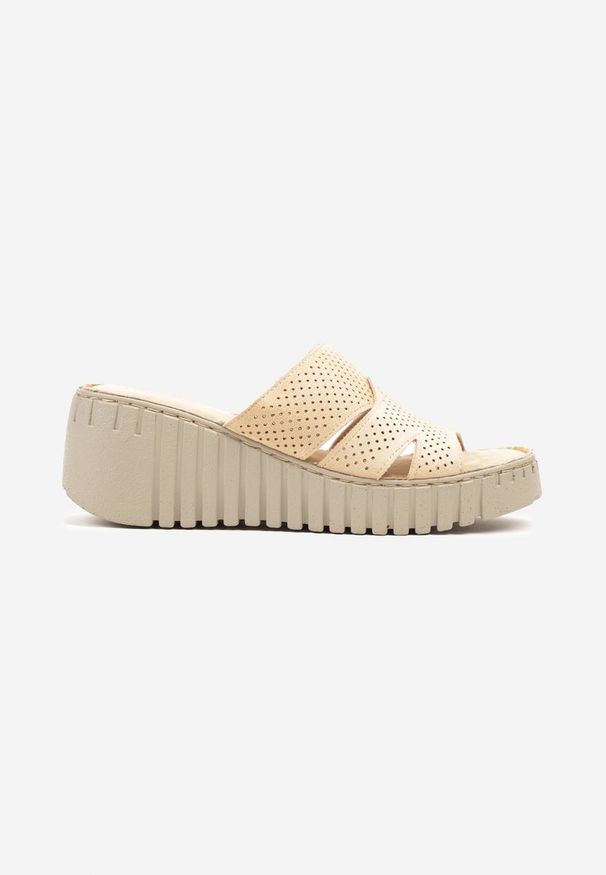 Born2be - Ciemnobeżowe Klapki Vices na Koturnie z Perforacją Sarvelina. Okazja: na co dzień. Kolor: beżowy. Materiał: materiał. Obcas: na koturnie. Styl: elegancki, casual