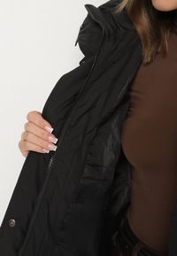 Born2be - Czarna Oversizowa Kurtka z Pikowanymi Przeszyciami i Kapturem Galimea. Okazja: na co dzień. Kolor: czarny. Materiał: jeans, poliester. Wzór: aplikacja. Styl: klasyczny, casual