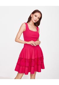 Alexander McQueen - ALEXANDER MCQUEEN - Różowa sukienka mini. Typ kołnierza: dekolt kwadratowy. Kolor: różowy, wielokolorowy, fioletowy. Materiał: prążkowany, materiał. Długość rękawa: na ramiączkach. Wzór: aplikacja, haft. Typ sukienki: rozkloszowane. Styl: wizytowy. Długość: mini #1
