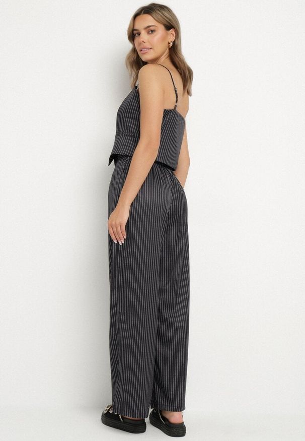 Born2be - Czarny Wiskozowy Komplet w Pionowe Paski Szerokie Spodnie i Top Firtebia. Kolor: czarny. Materiał: wiskoza. Wzór: paski