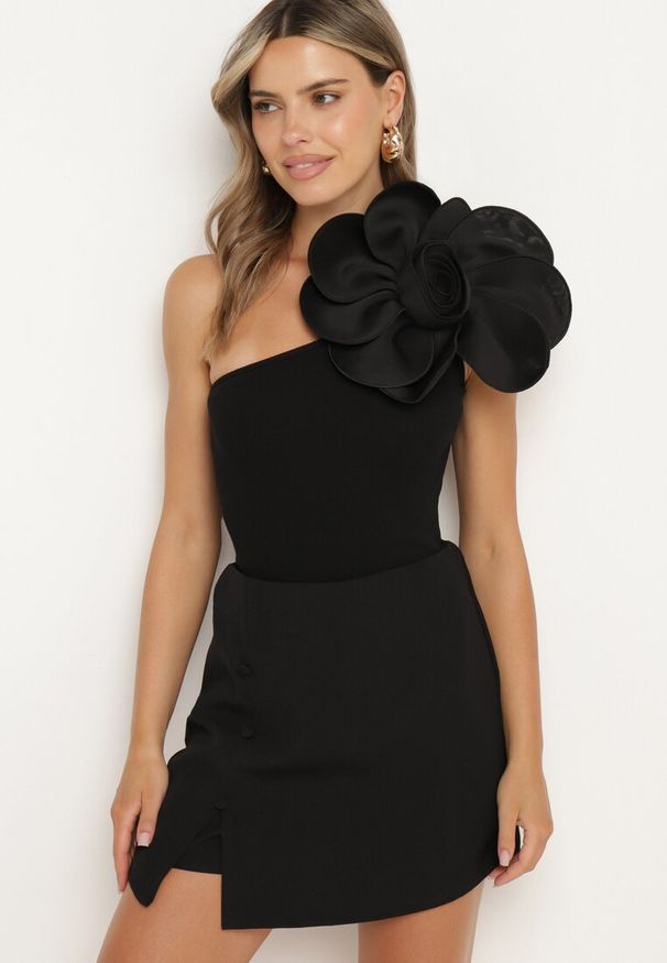 Born2be - Czarna Bluzka Asymetryczna z Bawełny z Dużą Aplikacją w Postaci Kwiatka Neteria. Okazja: na co dzień. Kolor: czarny. Materiał: bawełna. Wzór: aplikacja, kwiaty. Styl: casual