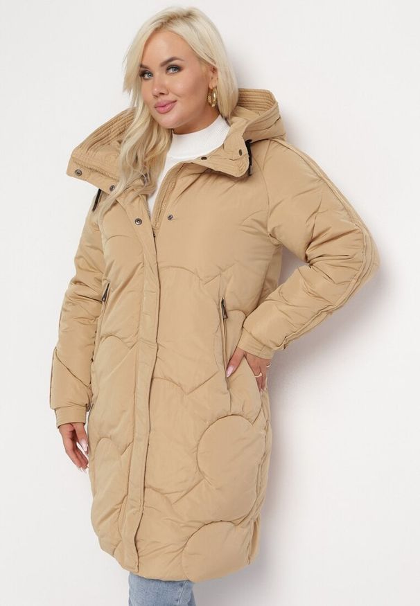 Born2be - Beżowa Pikowana Kurtka z Kapturem Fariana. Typ kołnierza: kaptur. Kolor: beżowy