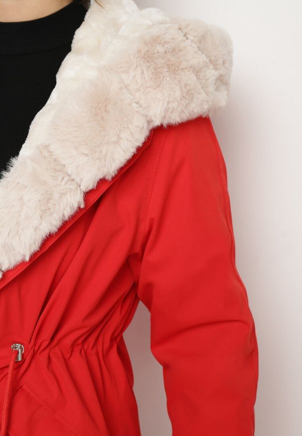 Born2be - Czerwona Kurtka Parka z Kapturem i Odpinanym Futerkiem Ninria. Okazja: na co dzień. Typ kołnierza: kaptur. Kolor: czerwony. Materiał: futro. Styl: casual, klasyczny, elegancki