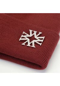 Wittchen - Damska czapka z broszką z literą „W” bordowa. Kolor: czerwony. Materiał: akryl. Wzór: gładki. Sezon: zima. Styl: klasyczny, elegancki #2