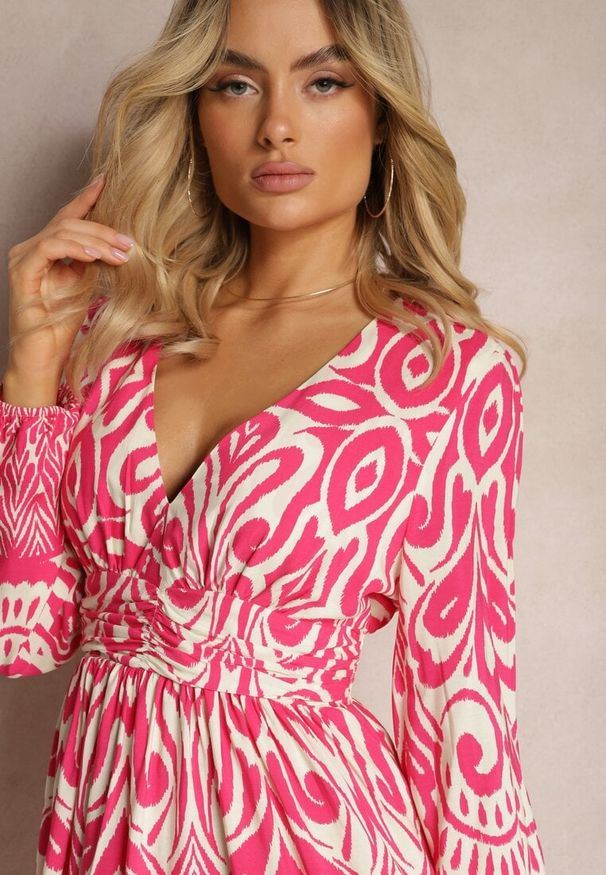 Renee - Różowo-Biała Wiskozowa Sukienka o Rozkloszowanym Kroju z Długimi Rękawami Zakończonymi Gumką Kililasa. Kolor: różowy. Materiał: wiskoza. Długość rękawa: długi rękaw