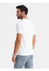 Ombre Clothing - Męski t-shirt SLIM FIT z elastanem i printem – biały V2. Okazja: na co dzień. Typ kołnierza: dekolt w serek. Kolor: biały. Materiał: elastan. Wzór: nadruk. Styl: casual #5