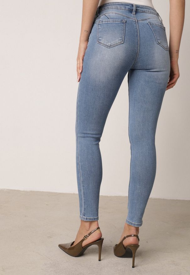 Born2be - Niebieskie Dopasowane Jeansy z Bawełną z Efektem Push-Up Eriflare. Okazja: na spacer, na co dzień. Kolor: niebieski. Styl: casual, klasyczny