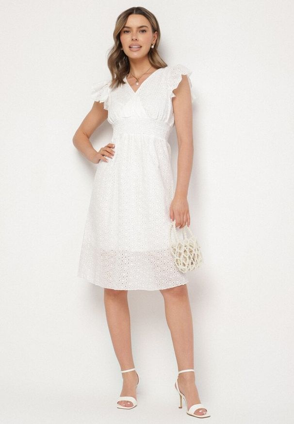 Born2be - Biała Bawełniana Sukienka o Rozkloszowanym Kroju z Haftami Nelalina. Okazja: na co dzień. Typ kołnierza: dekolt w kształcie V. Kolor: biały. Materiał: bawełna. Wzór: haft. Typ sukienki: rozkloszowane. Styl: elegancki, klasyczny, casual. Długość: midi