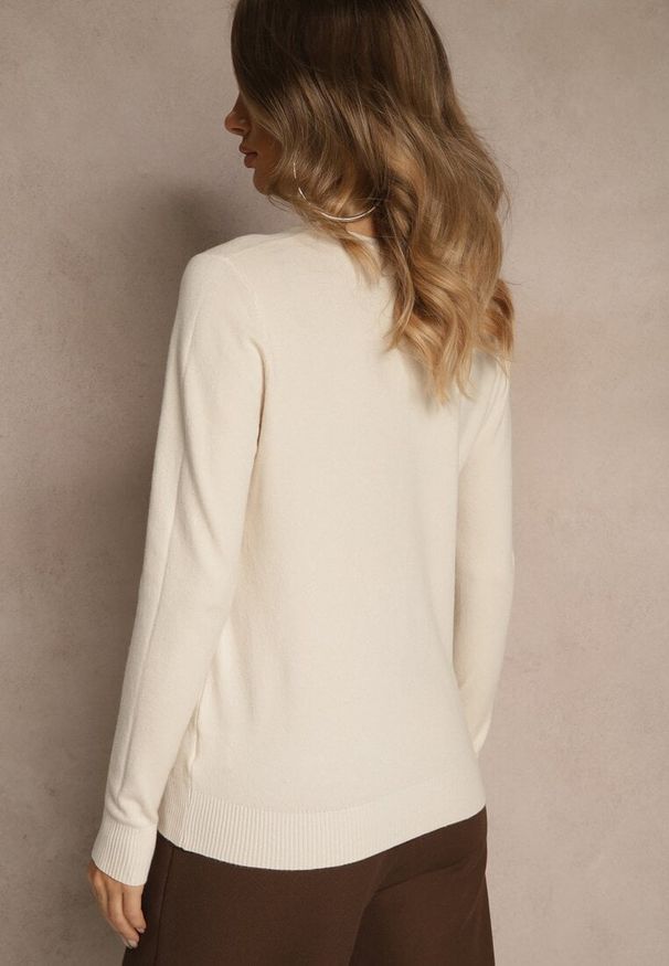 Renee - Beżowy Gładki Sweter w Minimalistycznym Stylu Tevra. Okazja: na co dzień. Kolor: beżowy. Materiał: jeans. Wzór: gładki. Styl: casual, klasyczny