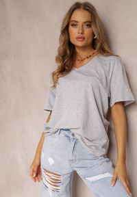 Renee - Jasnoszary T-shirt Nikoneus. Typ kołnierza: dekolt w kształcie V. Kolekcja: plus size. Kolor: szary. Materiał: dzianina. Długość rękawa: krótki rękaw. Długość: krótkie. Wzór: gładki. Styl: klasyczny