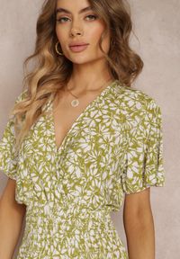 Renee - Jasnozielona Rozkloszowana Sukienka Maxi w Kwiaty z Gumką w Pasie Aeyana. Typ kołnierza: dekolt kopertowy. Kolor: zielony. Długość rękawa: krótki rękaw. Wzór: kwiaty. Typ sukienki: kopertowe. Długość: maxi #4