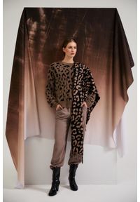 MOODO - Sweter w panterkę brązowy. Kolor: brązowy. Materiał: poliester, poliamid. Wzór: motyw zwierzęcy