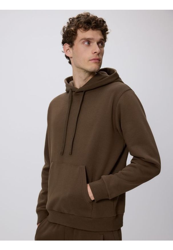 Reserved - Bluza regular z kapturem - brązowy. Typ kołnierza: kaptur. Kolor: brązowy. Materiał: dzianina, bawełna