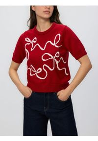 Reserved - Sweter z kokardkami - czerwony. Typ kołnierza: kokarda. Kolor: czerwony. Materiał: dzianina #1