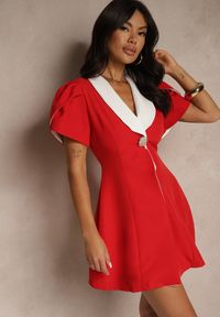 Renee - Czerwona Sukienka w Stylu Retro Zdobiona Bufiastymi Rękawami i Broszką Tiazelle. Okazja: na randkę. Typ kołnierza: dekolt w kształcie V. Kolor: czerwony. Wzór: aplikacja. Styl: retro #5