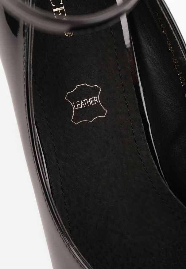 Renee - Czarne Szpilki Vices Lakierowane z Paskiem z Klamerką i Skórzaną Wkładką Oville. Okazja: na spotkanie biznesowe, na ślub cywilny, na wesele. Nosek buta: szpiczasty. Zapięcie: pasek. Kolor: czarny. Materiał: skóra, lakier. Obcas: na szpilce. Styl: biznesowy, elegancki, klasyczny, wizytowy