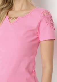 Born2be - Fuksjowy Bawełniany T-shirt z Łańcuszkiem i Koronką Liraveira. Okazja: na co dzień. Typ kołnierza: okrągły. Kolor: różowy. Materiał: bawełna, koronka. Długość rękawa: krótki rękaw. Długość: krótkie. Wzór: koronka. Styl: klasyczny, elegancki, casual #5