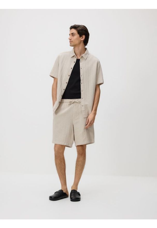 Reserved - Strukturalna koszula regular fit - beżowy. Kolor: beżowy. Materiał: bawełna, tkanina