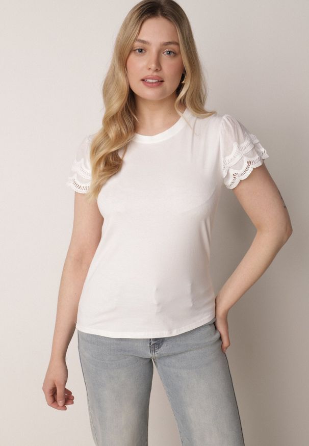 Born2be - Biały Bawełniany T-shirt z Koronkowymi Rękawami Carilynore. Okazja: na co dzień. Kolor: biały. Materiał: bawełna, koronka. Styl: casual, klasyczny, elegancki