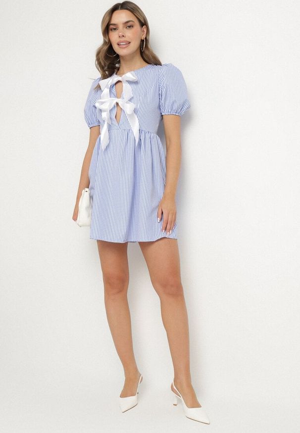 Born2be - Jasnoniebieska Rozkloszowana Sukienka w Kratkę Vichy w Stylu Retro z Wiązaniem Telionea. Okazja: na co dzień. Kolor: niebieski. Wzór: kratka. Typ sukienki: rozkloszowane. Styl: retro