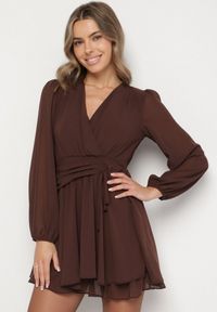 Born2be - Brązowa Rozkloszowana Sukienka z Siateczki z Kopertowym Dekoltem Zenessa. Typ kołnierza: dekolt kopertowy. Kolor: brązowy. Materiał: poliester, materiał. Typ sukienki: kopertowe #1