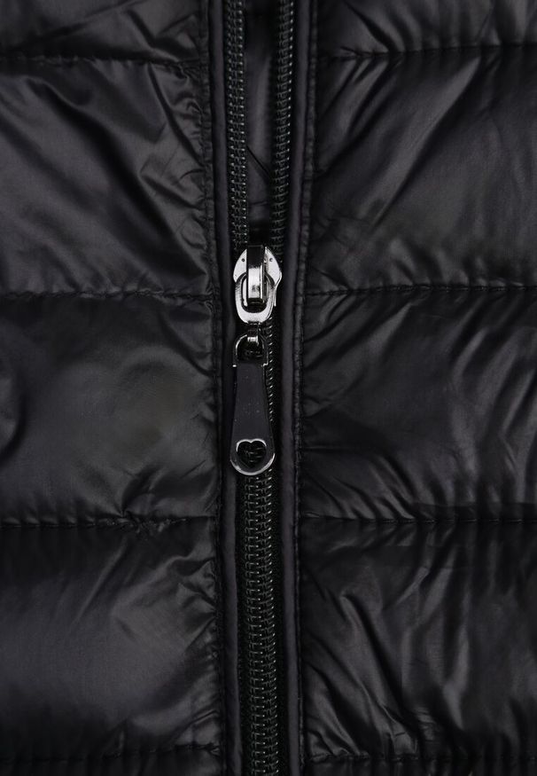 Renee - Czarna Kurtka Ozdobiona Pikowaniem i Kieszeniami na Suwak Mivuria. Okazja: na co dzień. Kolor: czarny. Materiał: jeans. Wzór: aplikacja. Styl: casual, elegancki