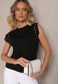 Renee - Czarna Bawełniana Bluzka Ozdobiona Cyrkoniami i Ażurowym Wzorem Nalariella. Okazja: na co dzień, do pracy. Kolor: czarny. Materiał: bawełna. Długość rękawa: krótki rękaw. Długość: krótkie. Wzór: aplikacja, ażurowy. Styl: klasyczny, elegancki, casual #4