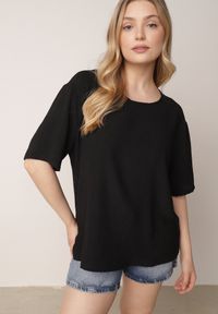 Born2be - Czarny Minimalistyczny T-shirt z Teksturowanej Tkaniny z Bawełną Shinost. Okazja: do pracy, na co dzień. Kolekcja: plus size. Kolor: czarny. Materiał: bawełna, tkanina. Styl: casual #4