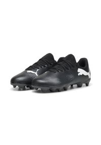 Puma - Młodzieżowe buty piłkarskie FUTURE 7 PLAY FG/AG PUMA Black White. Zapięcie: sznurówki. Kolor: wielokolorowy, czarny, biały. Materiał: materiał, syntetyk. Szerokość cholewki: normalna. Sport: piłka nożna