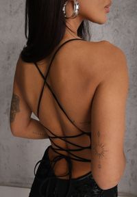 Renee - Czarna Wieczorowa Sukienka z Siateczki z Gorsetowym Wiązaniem na Plecach Cezenna. Okazja: na co dzień. Typ kołnierza: dekolt gorset. Kolor: czarny. Wzór: aplikacja, kwiaty. Typ sukienki: gorsetowe. Styl: wizytowy #6