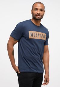 Mustang - MĘSKI T-SHIRT MUSTANG ALEX C PRINT TOTAL ECLIPSE 1014101 5226. Wzór: nadruk