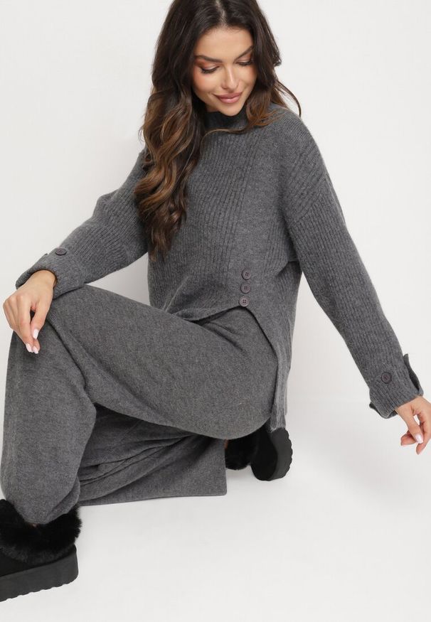 Born2be - Ciemnoszary Komplet z Bawełną i Wełną Sweter z Guzikami i Rozcięciem Szerokie Spodnie Sialita. Kolor: szary. Materiał: wełna, bawełna