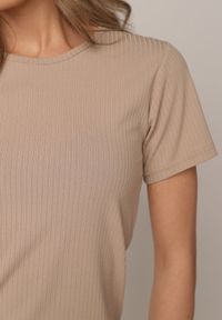 Born2be - Beżowy Gładki T-shirt w Klasycznym Stylu Salodone. Okazja: do pracy, na co dzień. Kolor: beżowy. Materiał: materiał, jeans. Wzór: gładki. Styl: klasyczny #4