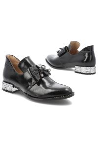 Czarne Półbuty Armodo Lakierowane Stylowe Obuwie Damskie. Okazja: do pracy. Kolor: czarny. Materiał: lakier. Wzór: geometria. Obcas: na obcasie. Styl: elegancki. Wysokość obcasa: średni #7