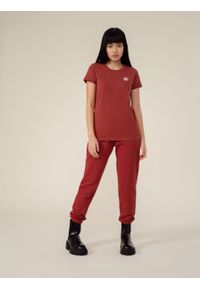 outhorn - T-shirt z nadrukiem damski - czerwony. Okazja: na co dzień. Kolor: czerwony. Materiał: bawełna, jersey. Wzór: nadruk. Styl: casual, klasyczny