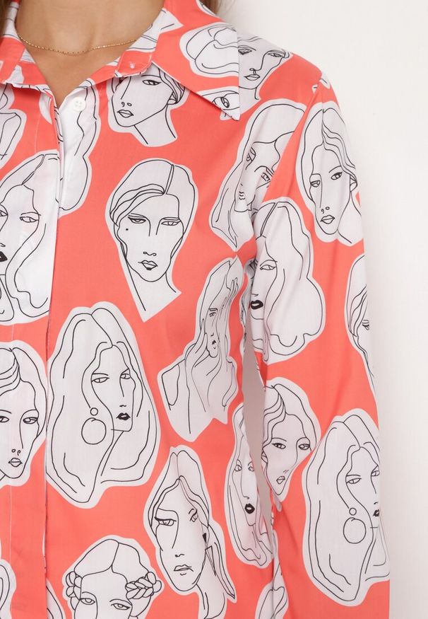 Born2be - Różowa Koszula z Artystycznym Nadrukiem Twarzy Dremelia. Typ kołnierza: dekolt w serek. Kolor: różowy. Długość rękawa: długi rękaw. Długość: długie. Wzór: nadruk. Styl: klasyczny, elegancki