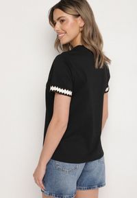 Born2be - Czarny T-shirt z Bawełny Ozdobiony Sercem Firiane. Okazja: na co dzień. Kolor: czarny. Materiał: bawełna. Wzór: aplikacja. Styl: klasyczny, casual #6