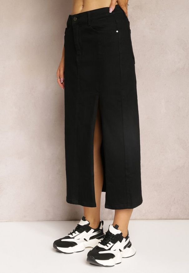 Renee - Czarna Ołówkowa Spódnica Midi z Rozcięciem Otaile. Kolor: czarny. Materiał: jeans. Wzór: aplikacja