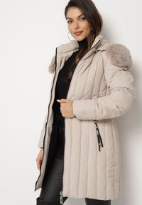 Born2be - Beżowa Kurtka z Pionowymi Pikowanymi Przeszyciami i Kapturem z Futrem Wiązana w Pasie Leoriya. Okazja: na co dzień. Kolor: beżowy. Materiał: futro. Styl: casual #4