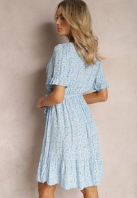 Renee - Niebieska Rozkloszowana Sukienka Wiskozowa Mini w Kwiatowy Print z Falbanką Taelle. Kolor: niebieski. Materiał: wiskoza. Wzór: kwiaty, nadruk. Długość: mini