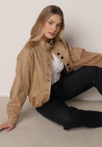 Born2be - Jasnobrązowa Kurtka w Stylu Bomberki z Ozdobnymi Guzikami Polimi. Okazja: na co dzień. Kolor: brązowy. Materiał: jeans. Styl: casual #2