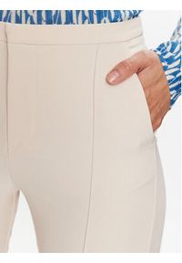 Gina Tricot Spodnie materiałowe 18690 Beżowy Regular Fit. Kolor: beżowy. Materiał: syntetyk #5