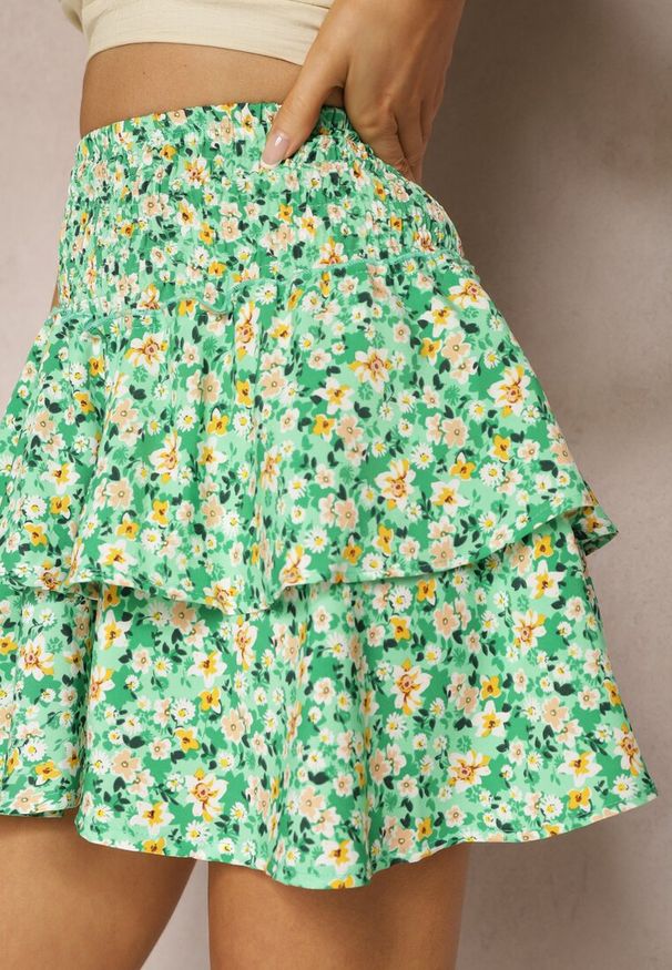 Renee - Zielona Spódnica Mini o Rozkloszowanym Fasonie z Falbankami i Nadrukiem w Kwiaty Gwaelen. Kolor: zielony. Wzór: nadruk, kwiaty. Styl: elegancki