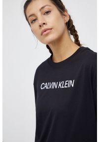 Calvin Klein Performance - T-shirt. Kolor: czarny. Materiał: dzianina, materiał. Długość: długie. Wzór: nadruk