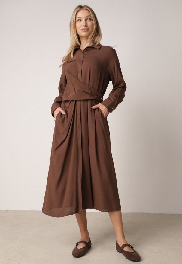 Born2be - Brązowa Wiskozowa Sukienka Koszulowa z Marszczeniem i Guzikiem w Talii Lennatha. Okazja: na co dzień. Kolor: brązowy. Materiał: wiskoza. Typ sukienki: koszulowe. Styl: casual, elegancki, klasyczny